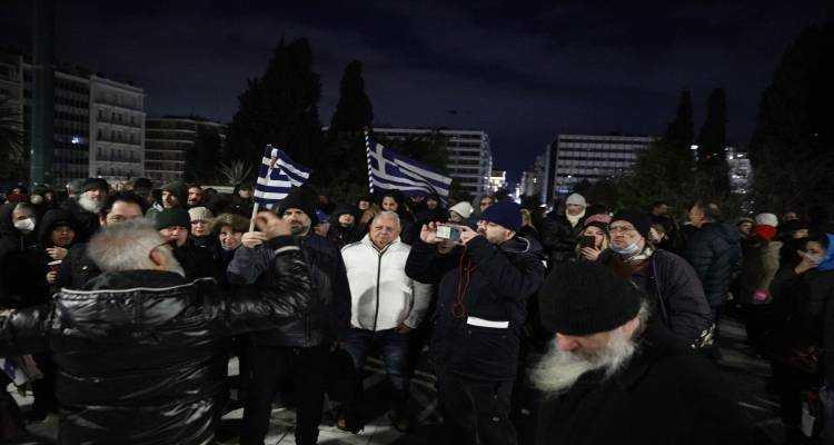 &Gamma;ά&mu;&omicron;&sigmaf; &omicron;&mu;ό&phi;&upsilon;&lambda;&omega;&nu; &zeta;&epsilon;&upsilon;&gamma;&alpha;&rho;&iota;ώ&nu;: &Mu;&epsilon; &sigma;&tau;&alpha;&upsilon;&rho;&omicron;ύ&sigmaf; &kappa;&alpha;&iota; &chi;&rho;&iota;&sigma;&tau;&iota;&alpha;&nu;&iota;&kappa;έ&sigmaf; &epsilon;&iota;&kappa;ό&nu;&epsilon;&sigmaf; &eta; &delta;&iota;&alpha;&mu;&alpha;&rho;&tau;&upsilon;&rho;ί&alpha; &sigma;&tau;&omicron; &Sigma;ύ&nu;&tau;&alpha;&gamma;&mu;&alpha;