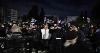 &Gamma;ά&mu;&omicron;&sigmaf; &omicron;&mu;ό&phi;&upsilon;&lambda;&omega;&nu; &zeta;&epsilon;&upsilon;&gamma;&alpha;&rho;&iota;ώ&nu;: &Mu;&epsilon; &sigma;&tau;&alpha;&upsilon;&rho;&omicron;ύ&sigmaf; &kappa;&alpha;&iota; &chi;&rho;&iota;&sigma;&tau;&iota;&alpha;&nu;&iota;&kappa;έ&sigmaf; &epsilon;&iota;&kappa;ό&nu;&epsilon;&sigmaf; &eta; &delta;&iota;&alpha;&mu;&alpha;&rho;&tau;&upsilon;&rho;ί&alpha; &sigma;&tau;&omicron; &Sigma;ύ&nu;&tau;&alpha;&gamma;&mu;&alpha;