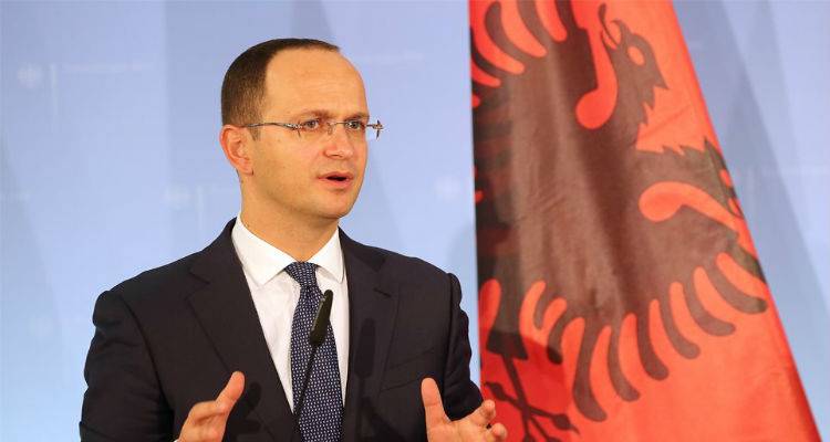 &Epsilon;&pi;&iota;&mu;έ&nu;&omicron;&upsilon;&nu; &omicron;&iota; &Alpha;&lambda;&beta;&alpha;&nu;&omicron;ί: &Tau;&alpha; &sigma;&pi;ί&tau;&iota;&alpha; &tau;&omega;&nu; &Epsilon;&lambda;&lambda;ή&nu;&omega;&nu; &sigma;&tau;&eta; &Chi;&epsilon;&iota;&mu;ά&rho;&rho;&alpha; &delta;&epsilon;&nu; &alpha;&nu;ή&kappa;&omicron;&upsilon;&nu; &sigma;&epsilon; &iota;&delta;&iota;ώ&tau;&epsilon;&sigmaf;!
