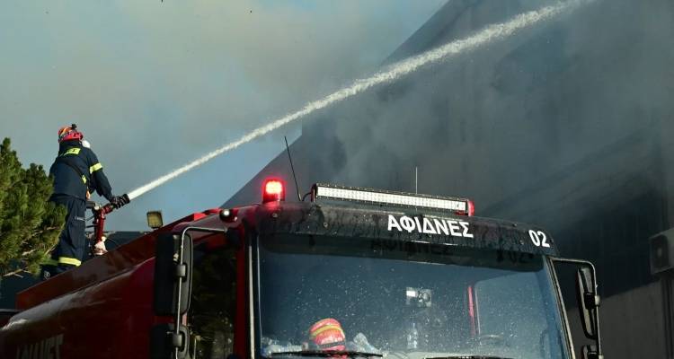 &Kappa;&alpha;&lambda;ύ&tau;&epsilon;&rho;&eta; &eta; &epsilon;&iota;&kappa;ό&nu;&alpha; &sigma;&tau;&eta; &phi;&omega;&tau;&iota;ά &sigma;&tau;&iota;&sigmaf; &Alpha;&chi;&alpha;&rho;&nu;έ&sigmaf; -&Kappa;ά&eta;&kappa;&alpha;&nu; &epsilon;&rho;&gamma;&omicron;&sigma;&tau;ά&sigma;&iota;&alpha; &chi;&alpha;&rho;&tau;&iota;&kappa;ώ&nu; &kappa;&alpha;&iota; &pi;&lambda;&alpha;&sigma;&tau;&iota;&kappa;ώ&nu;, &mu;&eta;&nu;ύ&mu;&alpha;&tau;&alpha; 112