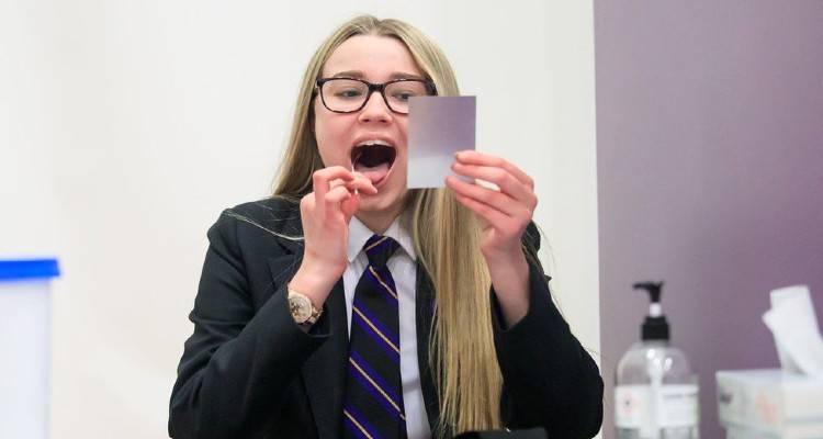 &Alpha;&gamma;&gamma;&lambda;ί&alpha; : &Mu;&epsilon; &tau;&eta; &lambda;ή&xi;&eta; &tau;&omega;&nu; &epsilon;&omicron;&rho;&tau;ώ&nu; &pi;&epsilon;&rho;&iota;&sigma;&sigma;ό&tau;&epsilon;&rho;&epsilon;&sigmaf; &alpha;&pi;&omicron;&upsilon;&sigma;ί&epsilon;&sigmaf; &delta;&iota;&delta;&alpha;&kappa;&tau;&iota;&kappa;&omicron;ύ &pi;&rho;&omicron;&sigma;&omega;&pi;&iota;&kappa;&omicron;ύ &kappa;&alpha;&iota; &mu;&alpha;&theta;&eta;&tau;ώ&nu;  &alpha;&nu;&alpha;&mu;έ&nu;&omicron;&nu;&tau;&alpha;&iota; &sigma;&tau;&alpha; &sigma;&chi;&omicron;&lambda;&epsilon;ί&alpha; &lambda;ό&gamma;&omega; Covid