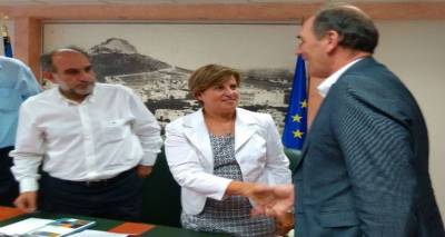 &Sigma;&tau;&eta; &sigma;&upsilon;&nu;ά&nu;&tau;&eta;&sigma;&eta; &tau;&omega;&nu; &Pi;&epsilon;&rho;&iota;&phi;&epsilon;&rho;&epsilon;&iota;&alpha;&rho;&chi;ώ&nu; &mu;&epsilon; &tau;&omicron;&nu; &Upsilon;&pi;&omicron;&upsilon;&rho;&gamma;ό &Omicron;&iota;&kappa;&omicron;&nu;&omicron;&mu;ί&alpha;&sigmaf; &eta; &Chi;&rho;&iota;&sigma;&tau;&iota;ά&nu;&alpha; &Kappa;&alpha;&lambda;&omicron;&gamma;ή&rho;&omicron;&upsilon;