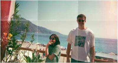 &Mu;&alpha;&rho;&omicron;ύ&lambda;&alpha;: &Eta; &tau;&alpha;&iota;&nu;ί&alpha; &tau;&eta;&sigmaf; &epsilon;&beta;&delta;&omicron;&mu;ά&delta;&alpha;&sigmaf; "Aftersun"