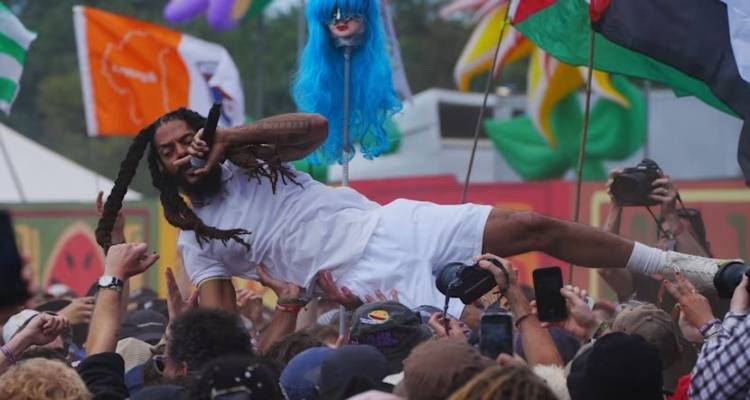 Βρετανία  Πολιτική Θύελλα στο Glastonbury: Το BBC, οι Bob Vylan και η Κριτική για Αντι-ισραηλινά Συνθήματα