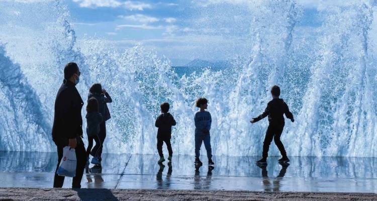 &Kappa;&alpha;&iota;&rho;ό&sigmaf;: &Mu;&epsilon;&tau;ά &alpha;&pi;ό &tau;&rho;&iota;ή&mu;&epsilon;&rho;&omicron;... &delta;&iota;ά&lambda;&epsilon;&iota;&mu;&mu;&alpha; έ&rho;&chi;&epsilon;&tau;&alpha;&iota; &nu;έ&alpha; &epsilon;&pi;&iota;&delta;&epsilon;ί&nu;&omega;&sigma;&eta; &mu;&epsilon; &kappa;&alpha;&tau;&alpha;&iota;&gamma;ί&delta;&epsilon;&sigmaf; | &Tau;&omicron; &sigma;&kappa;&eta;&nu;&iota;&kappa;ό &alpha;&pi;ό &Delta;&epsilon;&upsilon;&tau;έ&rho;&alpha;