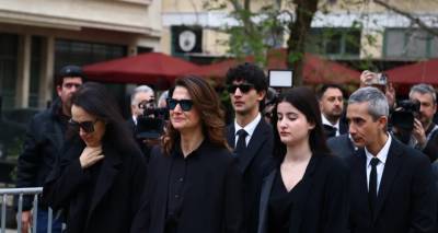 &Sigma;&tau;&omicron; &pi;&alpha;&rho;&epsilon;&kappa;&kappa;&lambda;ή&sigma;&iota; &tau;&eta;&sigmaf; &Mu;&eta;&tau;&rho;ό&pi;&omicron;&lambda;&eta;&sigmaf; &eta; &sigma;&omicron;&rho;ό&sigmaf; &tau;&eta;&sigmaf; &Mu;&alpha;&rho;&iota;&nu;έ&lambda;&lambda;&alpha;&sigmaf; -&Mu;&epsilon; &delta;ά&kappa;&rho;&upsilon;&alpha; &sigma;&tau;&alpha; &mu;ά&tau;&iota;&alpha; &eta; &kappa;ό&rho;&eta; &kappa;&alpha;&iota; &tau;&alpha; &epsilon;&gamma;&gamma;ό&nu;&iota;&alpha; &tau;&eta;&sigmaf; [&epsilon;&iota;&kappa;ό&nu;&epsilon;&sigmaf;]