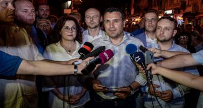 &Pi;&alpha;&nu;&eta;&gamma;ύ&rho;&iota;&alpha; &Zeta;ά&epsilon;&phi; &gamma;&iota;&alpha; &tau;&eta; &sigma;&upsilon;&mu;&phi;&omega;&nu;ί&alpha; &sigma;&tau;&omicron; &Sigma;&kappa;&omicron;&pi;&iota;&alpha;&nu;ό: &Eta; "&Mu;&alpha;&kappa;&epsilon;&delta;&omicron;&nu;ί&alpha;" έ&chi;&epsilon;&iota; &lambda;ό&gamma;&omicron;&upsilon;&sigmaf; &nu;&alpha; &gamma;&iota;&omicron;&rho;&tau;ά&zeta;&epsilon;&iota;