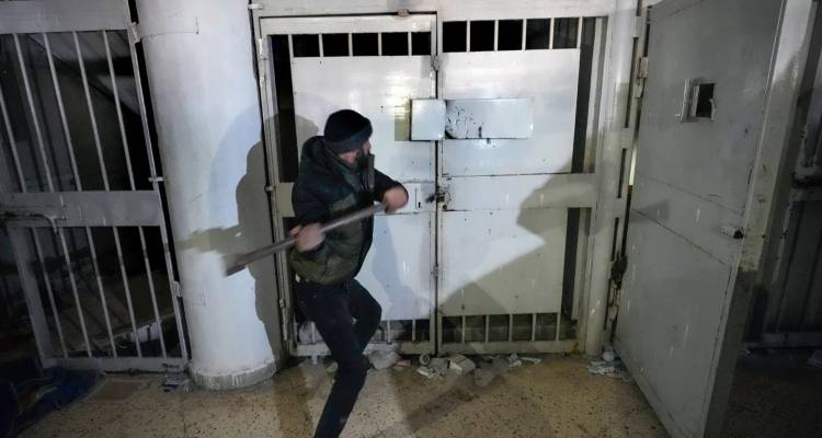 Mαρτυρίες-σοκ για κελιά «φέρετρα» στις φυλακές του Ασαντ -Αποκαλυπτικό βίντεο του SkyNews, μπήκε σε αυτά