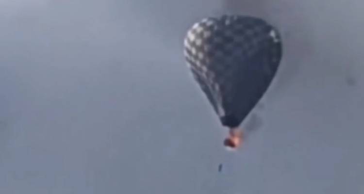 Τρομακτικό βίντεο: Βουτιά απελπισίας | Άνδρας έπεσε στο κενό από αερόστατο που τυλίχθηκε στις φλόγες και σκοτώθηκε