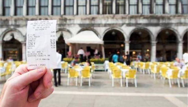 Τουρίστες πλήρωσαν στη Βενετία 100 ευρώ για τέσσερις καφέδες και τρία λικέρ
