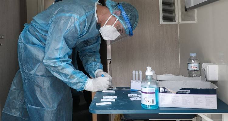 &Kappa;&omicron;&rho;&omega;&nu;&omicron;ϊό&sigmaf;: &Sigma;&tau;&alpha; 1.047 &tau;&alpha; &kappa;&rho;&omicron;ύ&sigma;&mu;&alpha;&tau;&alpha;, 458 &delta;&iota;&alpha;&sigma;&omega;&lambda;&eta;&nu;&omega;&mu;έ&nu;&omicron;&iota; &kappa;&alpha;&iota; 58 &nu;&epsilon;&kappa;&rho;&omicron;ί