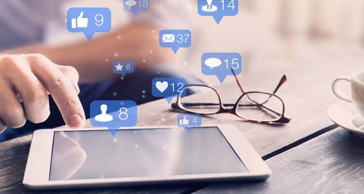 Έρευνα: Eθισμένοι με τα social media οι Έλληνες | Ενεργοί χρήστες τέσσερις στους πέντε