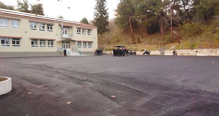&Tau;&rho;&alpha;&gamma;&omega;&delta;ί&alpha; &sigma;&tau;&iota;&sigmaf; &Sigma;έ&rho;&rho;&epsilon;&sigmaf; &mu;&epsilon; έ&nu;&alpha; &nu;&epsilon;&kappa;&rho;ό &pi;&alpha;&iota;&delta;ί &alpha;&pi;ό έ&kappa;&rho;&eta;&xi;&eta; &sigma;&tau;&omicron; &lambda;&epsilon;&beta;&eta;&tau;&omicron;&sigma;&tau;ά&sigma;&iota;&omicron; &sigma;&chi;&omicron;&lambda;&epsilon;ί&omicron;&upsilon;