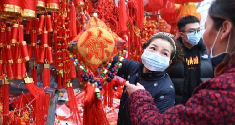 &Pi;&epsilon;&rho;ί&pi;&omicron;&upsilon; 36 &epsilon;&kappa;&alpha;&tau;&omicron;&mu;&mu;ύ&rho;&iota;&alpha; ά&nu;&theta;&rho;&omega;&pi;&omicron;&iota; &sigma;&tau;&eta;&nu; &Kappa;ί&nu;&alpha; έ&chi;&omicron;&upsilon;&nu; &tau;&epsilon;&theta;&epsilon;ί &sigma;&epsilon; "&kappa;&alpha;&rho;&alpha;&nu;&tau;ί&nu;&alpha;", &kappa;&alpha;&theta;ώ&sigmaf; &tau;&omicron; έ&theta;&nu;&omicron;&sigmaf; &pi;&rho;&omicron;&epsilon;&tau;&omicron;&iota;&mu;ά&zeta;&epsilon;&tau;&alpha;&iota; &nu;&alpha; &gamma;&iota;&omicron;&rho;&tau;ά&sigma;&epsilon;&iota; &tau;&omicron; &sigma;&epsilon;&lambda;&eta;&nu;&iota;&alpha;&kappa;ό &nu;έ&omicron; έ&tau;&omicron;&sigmaf;, &mu;ί&alpha; &alpha;&pi;ό &tau;&iota;&sigmaf; &sigma;&eta;&mu;&alpha;&nu;&tau;&iota;&kappa;ό&tau;&epsilon;&rho;&epsilon;&sigmaf; &eta;&mu;&epsilon;&rho;&omicron;&mu;&eta;&nu;ί&epsilon;&sigmaf; &sigma;&tau;&omicron; &kappa;&iota;&nu;&epsilon;&zeta;&iota;&kappa;ό &eta;&mu;&epsilon;&rho;&omicron;&lambda;ό&gamma;&iota;&omicron;.