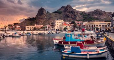 &Lambda;ί&gamma;&omicron; &kappa;&rho;&alpha;&sigma;ί, &lambda;ί&gamma;&omicron; &theta;ά&lambda;&alpha;&sigma;&sigma;&alpha;... &Eta; &Epsilon;&lambda;&lambda;ά&delta;&alpha; &sigma;&tau;&eta;&nu; 3&eta; &theta;έ&sigma;&eta; &pi;&alpha;&gamma;&kappa;&omicron;&sigma;&mu;ί&omega;&sigmaf; &sigma;&tau;&omicron;&nu; &tau;&omicron;&upsilon;&rho;&iota;&sigma;&mu;ό!