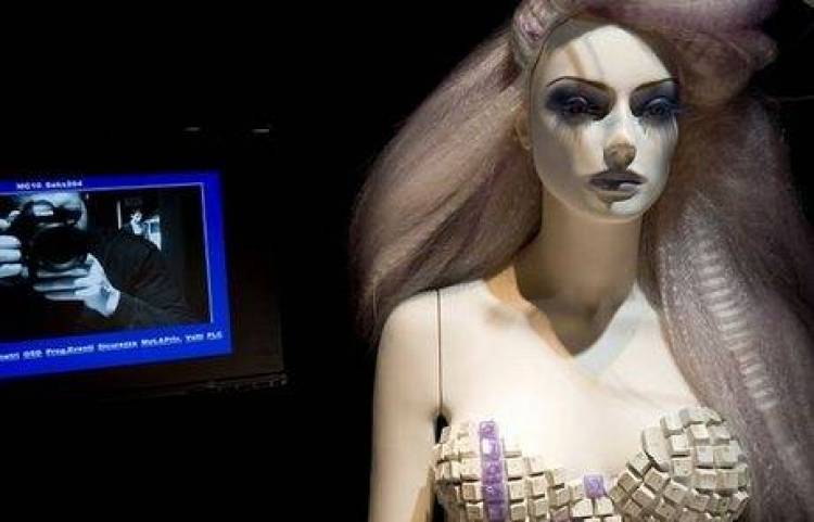 Κούκλες «κατασκοπεύουν» τους καταναλωτές από τις βιτρίνες