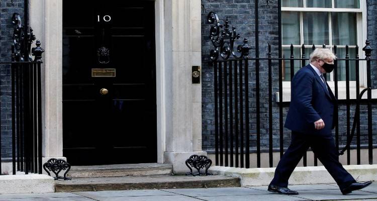&Beta;&rho;&epsilon;&tau;&alpha;&nu;ί&alpha; : &Tau;&omicron; &ldquo;Partygate&rdquo; &pi;&alpha;&rho;&alpha;&lambda;ύ&epsilon;&iota; &tau;&eta;&nu; &Nu;&tau;ά&omicron;&upsilon;&nu;&iota;&nu;&gamma;&kappa; &Sigma;&tau;&rho;&iota;&tau;