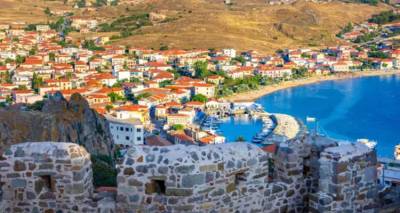 &Lambda;ή&mu;&nu;&omicron;&sigmaf;: &Alpha;&pi;ό&beta;&alpha;&sigma;&eta; &Epsilon;&lambda;&lambda;ή&nu;&omega;&nu;, &psi;&eta;&lambda;ά &sigma;&tau;&iota;&sigmaf; &pi;&rho;&omicron;&tau;&iota;&mu;ή&sigma;&epsilon;&iota;&sigmaf; Ά&gamma;&gamma;&lambda;&omega;&nu; &kappa;&alpha;&iota; &Sigma;&kappa;&alpha;&nu;&delta;&iota;&nu;&alpha;&beta;ώ&nu;