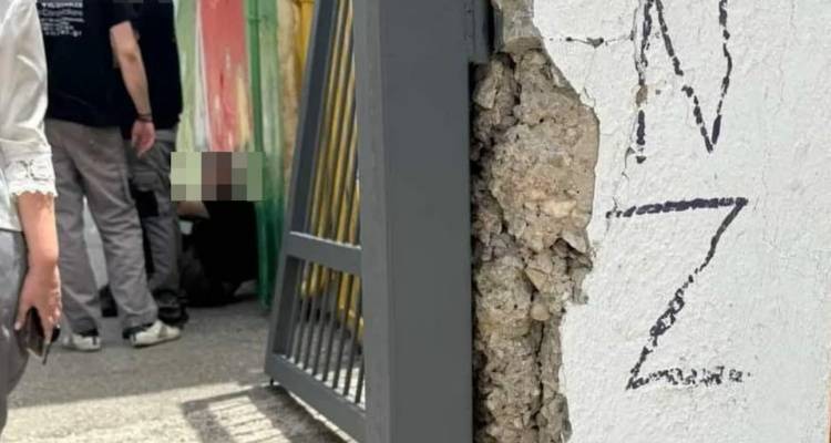 &Kappa;&eta;&phi;&iota;&sigma;&iota;ά: &Pi;ό&rho;&tau;&alpha; &delta;&eta;&mu;&omicron;&tau;&iota;&kappa;&omicron;ύ &sigma;&chi;&omicron;&lambda;&epsilon;ί&omicron;&upsilon; &kappa;&alpha;&tau;&alpha;&pi;&lambda;ά&kappa;&omega;&sigma;&epsilon; &tau;&rho;&epsilon;&iota;&sigmaf; &mu;&alpha;&theta;&eta;&tau;έ&sigmaf;, &omicron; έ&nu;&alpha;&sigmaf; &nu;&omicron;&sigma;&eta;&lambda;&epsilon;ύ&epsilon;&tau;&alpha;&iota; &pi;&rho;&omicron;&lambda;&eta;&pi;&tau;&iota;&kappa;ά &sigma;&tau;&omicron; &nu;&omicron;&sigma;&omicron;&kappa;&omicron;&mu;&epsilon;ί&omicron;
