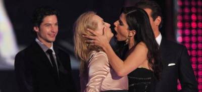 «Μου είπε {πέθανε σκύλα}, για αυτό την φίλησα», δηλώνει η Μπούλοκ για την Μέριλ Στριπ