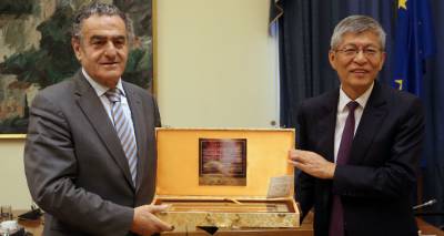 &Sigma;&upsilon;&nu;ά&nu;&tau;&eta;&sigma;&eta; &Alpha;&theta;&alpha;&nu;&alpha;&sigma;ί&omicron;&upsilon; &mu;&epsilon; &Alpha;&nu;&tau;&iota;&pi;&rho;&omicron;&sigma;&omega;&pi;&epsilon;ί&alpha; &tau;&omicron;&upsilon; &Epsilon;&theta;&nu;&iota;&kappa;&omicron;ύ &Kappa;&omicron;&gamma;&kappa;&rho;έ&sigma;&omicron;&upsilon; &tau;&eta;&sigmaf; &Kappa;ί&nu;&alpha;&sigmaf; (photos)