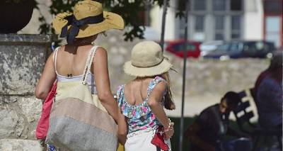 &Kappa;&alpha;&iota;&rho;ό&sigmaf;: Έ&rho;&chi;&epsilon;&tau;&alpha;&iota; &kappa;&alpha;&lambda;&omicron;&kappa;&alpha;&iota;&rho;ί&alpha; &mu;έ&sigma;&alpha; &sigma;&tau;&eta; &Mu;&epsilon;&gamma;ά&lambda;&eta; &Epsilon;&beta;&delta;&omicron;&mu;ά&delta;&alpha;, &mu;&epsilon;&tau;ά &tau;&omicron; &mu;&iota;&kappa;&rho;ό... &delta;&iota;ά&lambda;&epsilon;&iota;&mu;&mu;&alpha; &kappa;&alpha;&kappa;&omicron;&kappa;&alpha;&iota;&rho;ί&alpha;&sigmaf;