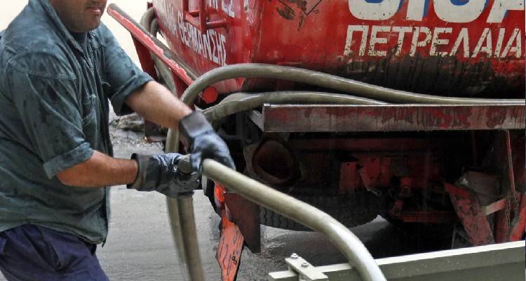 «Βουτιά» στο 1,2 ευρώ το πετρέλαιο θέρμανσης: Πτωτικά οι τιμές και στα καύσιμα κίνησης
