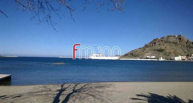 Πρόσκρουση φορτηγού πλοίου τα ξημερώματα στο λιμάνι της Μύρινας (photos)