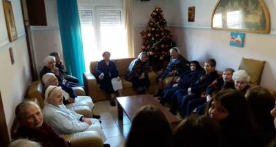 Κάλαντα και γλυκά από τους μαθητές του ΓΕΛ Μύρινας για τους ηλικιωμένους της Λήμνου