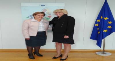 &Mu;&epsilon; &tau;&eta;&nu; &Epsilon;&pi;ί&tau;&rho;&omicron;&pi;&omicron; &Pi;&epsilon;&rho;&iota;&phi;&epsilon;&rho;&epsilon;&iota;&alpha;&kappa;ή&sigmaf; &Pi;&omicron;&lambda;&iota;&tau;&iota;&kappa;ή&sigmaf; &sigma;&upsilon;&nu;&alpha;&nu;&tau;ή&theta;&eta;&kappa;&epsilon; &eta; &Chi;&rho;&iota;&sigma;&tau;&iota;ά&nu;&alpha; &Kappa;&alpha;&lambda;&omicron;&gamma;ή&rho;&omicron;&upsilon;