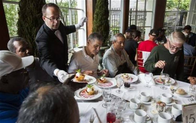 Ν. Υόρκη: Κινέζος βαθύπλουτος έκανε το γκουρμέ τραπέζι σε εκατοντάδες άστεγους (photos)