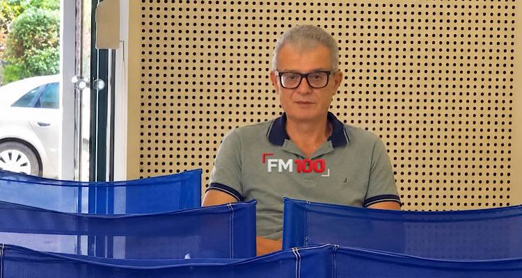 &Mu;&epsilon;&lambda;ί&chi;&lambda;&omega;&rho;&omicron; &Lambda;ή&mu;&nu;&omicron;&upsilon;: &Pi;&rho;&omicron;&chi;&omega;&rho;ά &eta; &delta;&iota;&alpha;&delta;&iota;&kappa;&alpha;&sigma;ί&alpha; &alpha;&nu;&alpha;&gamma;&nu;ώ&rho;&iota;&sigma;&eta;&sigmaf; &omega;&sigmaf; &Pi;&Omicron;&Pi; | &Omicron; &Phi;ά&nu;&eta;&sigmaf; &Kappa;&alpha;&rho;&alpha;&nu;&iota;&kappa;ό&lambda;&alpha;&sigmaf; &sigma;&tau;&omicron;&nu; FM100 &gamma;&iota;&alpha; &tau;&eta; &theta;&epsilon;&tau;&iota;&kappa;ή &epsilon;&xi;έ&lambda;&iota;&xi;&eta; &kappa;&alpha;&iota; &tau;&omicron; &sigma;&tau;&omicron;ί&chi;&eta;&mu;&alpha; &tau;&eta;&sigmaf; &epsilon;&pi;ό&mu;&epsilon;&nu;&eta;&sigmaf; &eta;&mu;έ&rho;&alpha;&sigmaf;