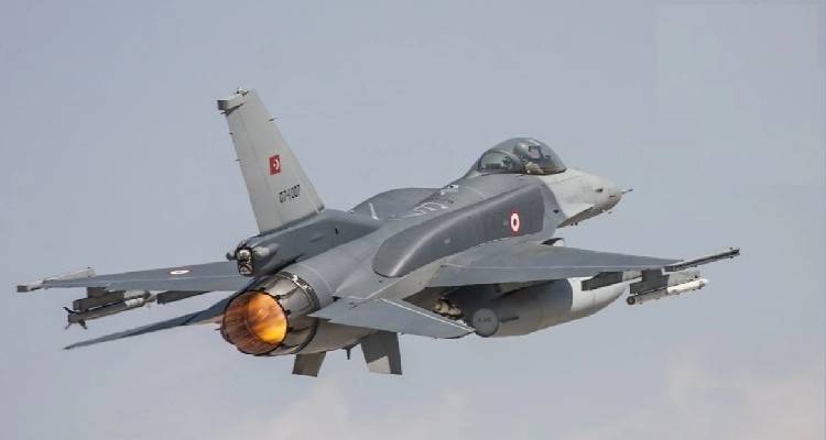 &Epsilon;&lambda;&lambda;&eta;&nu;&omicron;&tau;&omicron;&upsilon;&rho;&kappa;&iota;&kappa;ά: &Rho;&epsilon;&sigma;&iota;&tau;ά&lambda; &tau;&omicron;&upsilon;&rho;&kappa;&iota;&kappa;ή&sigmaf; &pi;&rho;&omicron;&kappa;&lambda;&eta;&tau;&iota;&kappa;ό&tau;&eta;&tau;&alpha;&sigmaf; &sigma;&tau;&omicron; &Alpha;&iota;&gamma;&alpha;ί&omicron; &mu;&epsilon; 110 &pi;&alpha;&rho;&alpha;&beta;&iota;ά&sigma;&epsilon;&iota;&sigmaf; &kappa;&alpha;&iota; &mu;&iota;&alpha; &epsilon;&mu;&pi;&lambda;&omicron;&kappa;ή