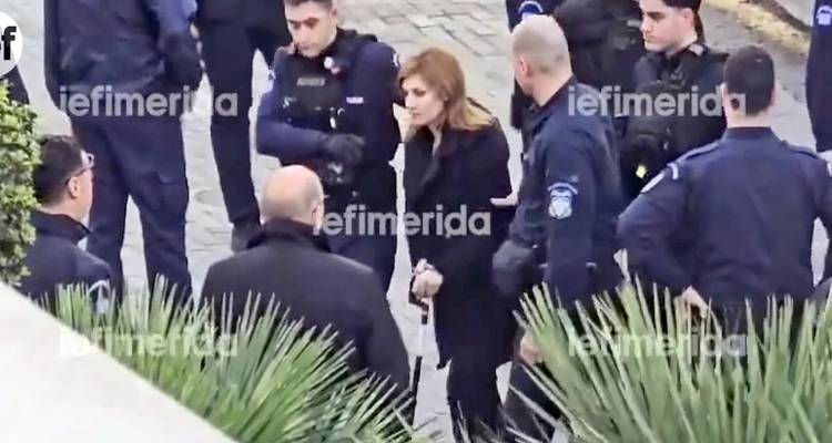 &Upsilon;&pi;&omicron;&beta;&alpha;&sigma;&tau;&alpha;&zeta;ό&mu;&epsilon;&nu;&eta;, &mu;&epsilon; &chi;&epsilon;&iota;&rho;&omicron;&pi;έ&delta;&epsilon;&sigmaf; &kappa;&alpha;&iota; &mu;&pi;&alpha;&sigma;&tau;&omicron;ύ&nu;&iota; &sigma;&tau;&omicron; &delta;&iota;&kappa;&alpha;&sigma;&tau;ή&rho;&iota;&omicron; &eta; &Rho;&omicron;ύ&lambda;&alpha; &Pi;&iota;&sigma;&pi;&iota;&rho;ί&gamma;&kappa;&omicron;&upsilon;