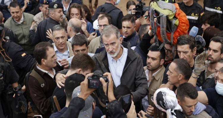 Επίθεση σε Φελίπε, Λετίθια και Σάντσεθ από πλημμυροπαθείς της Βαλένθια -Τους πέταξαν λάσπη, φώναζαν «δολοφόνοι»!