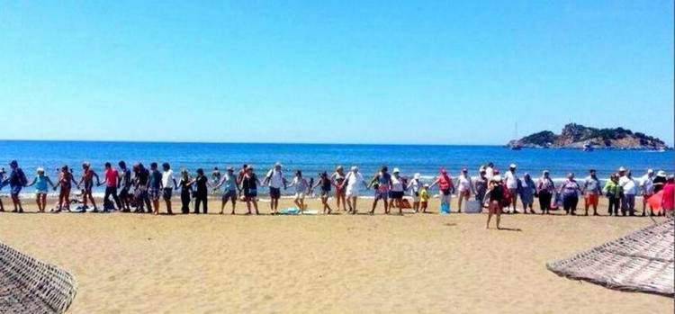 Ανθρώπινη αλυσίδα κατά ιδιωτικοποίησης παραλίας