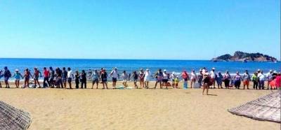 Ανθρώπινη αλυσίδα κατά ιδιωτικοποίησης παραλίας