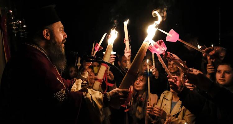 &laquo;&Chi;&rho;&iota;&sigma;&tau;ό&sigmaf; &Alpha;&nu;έ&sigma;&tau;&eta;!&raquo;: &Mu;&epsilon; &lambda;&alpha;&mu;&pi;&rho;ό&tau;&eta;&tau;&alpha; &gamma;&iota;&omicron;&rho;&tau;ά&sigma;&tau;&eta;&kappa;&epsilon; &eta; &Alpha;&nu;ά&sigma;&tau;&alpha;&sigma;&eta; &alpha;&pi;ό ά&kappa;&rho;&eta; &sigma;&epsilon; ά&kappa;&rho;&eta; &tau;&eta;&sigmaf; &chi;ώ&rho;&alpha;&sigmaf;