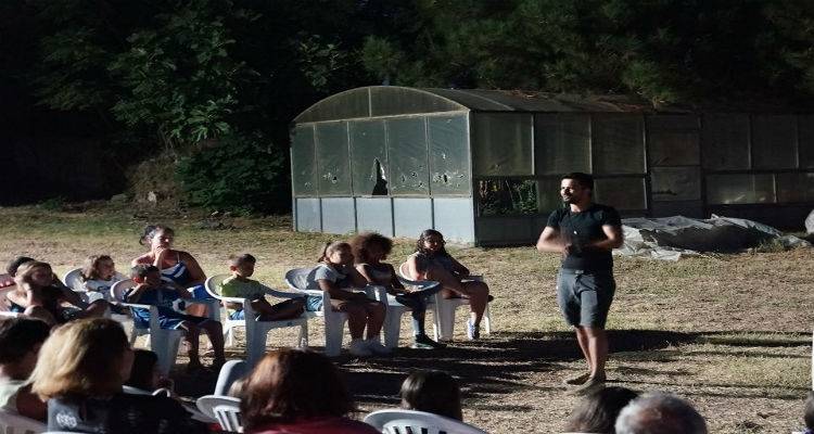 &laquo;&Tau;&alpha; &pi;&alpha;&rho;&alpha;&mu;ύ&theta;&iota;&alpha; &pi;ά&nu;&epsilon;... &pi;&lambda;&alpha;&tau;&epsilon;ί&alpha;!&raquo; &kappa;&alpha;&iota; &sigma;&tau;&eta;&nu; &Pi;&lambda;ά&kappa;&alpha;