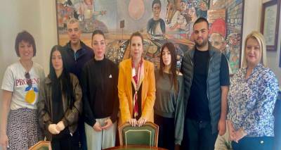 &Omicron;&iota; &mu;&alpha;&theta;&eta;&tau;έ&sigmaf; &tau;&omicron;&upsilon; &Epsilon;&Pi;&Alpha;&Lambda; &Mu;ύ&rho;&iota;&nu;&alpha;&sigmaf; &sigma;&epsilon; &rho;ό&lambda;&omicron; &delta;&eta;&mu;&omicron;&sigma;&iota;&omicron;&gamma;&rho;ά&phi;&omega;&nu; | &Sigma;&upsilon;&nu;έ&nu;&tau;&epsilon;&upsilon;&xi;&eta; &mu;&epsilon; &tau;&eta; &Delta;ή&mu;&alpha;&rho;&chi;&omicron; &Lambda;ή&mu;&nu;&omicron;&upsilon; &sigma;&tau;&omicron; &pi;&lambda;&alpha;ί&sigma;&iota;&omicron; &epsilon;&upsilon;&rho;&omega;&pi;&alpha;ϊ&kappa;&omicron;ύ &pi;&rho;&omicron;&gamma;&rho;ά&mu;&mu;&alpha;&tau;&omicron;&sigmaf;