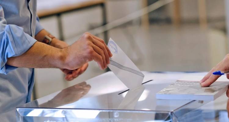 Opinion Poll &gamma;&iota;&alpha; &tau;&eta; &Theta;&epsilon;&sigma;&sigma;&alpha;&lambda;&omicron;&nu;ί&kappa;&eta;: &Sigma;&tau;&alpha;&theta;&epsilon;&rho;ά &pi;&rho;ώ&tau;&eta; &eta; &Nu;&Delta; -&Alpha;&kappa;&omicron;&lambda;&omicron;&upsilon;&theta;&omicron;ύ&nu; &Tau;&sigma;ί&pi;&rho;&alpha;&sigmaf;, &Kappa;&alpha;&rho;&upsilon;&sigma;&tau;&iota;&alpha;&nu;&omicron;ύ, 4&omicron; &tau;&omicron; &Pi;&Alpha;&Sigma;&Omicron;&Kappa; -&Theta;&epsilon;&tau;&iota;&kappa;έ&sigmaf; &alpha;&pi;ό&psi;&epsilon;&iota;&sigmaf; &gamma;&iota;&alpha; &Alpha;&gamma;&gamma;&epsilon;&lambda;&omicron;ύ&delta;&eta;