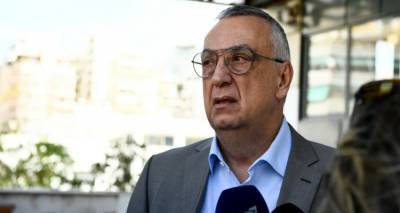 &Pi;έ&theta;&alpha;&nu;&epsilon; &omicron; &psi;&upsilon;&chi;ί&alpha;&tau;&rho;&omicron;&sigmaf; &Delta;&eta;&mu;ή&tau;&rho;&eta;&sigmaf; &Sigma;&omicron;ύ&rho;&alpha;&sigmaf; -&Alpha;&iota;&tau;ί&alpha; &omicron; &chi;&rho;&upsilon;&sigma;ί&zeta;&omega;&nu; &sigma;&tau;&alpha;&phi;&upsilon;&lambda;ό&kappa;&omicron;&kappa;&kappa;&omicron;&sigmaf;, έ&delta;&omega;&sigma;&epsilon; &gamma;&epsilon;&nu;&nu;&alpha;ί&alpha; &mu;ά&chi;&eta; &epsilon;&pi;ί &mu;ί&alpha; &epsilon;&beta;&delta;&omicron;&mu;ά&delta;&alpha;