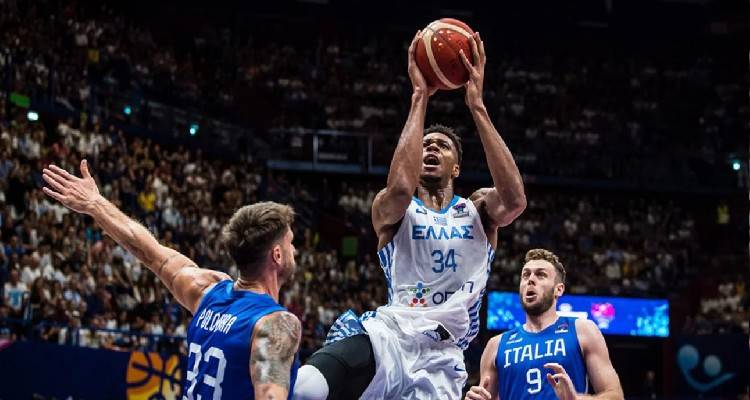 Eurobasket 2022: &laquo;&Epsilon;&pi;έ&lambda;&alpha;&sigma;&eta;&raquo; &tau;&eta;&sigmaf; &Epsilon;&theta;&nu;&iota;&kappa;ή&sigmaf; &mu;&epsilon; 85-81 &epsilon;&pi;ί &tau;&eta;&sigmaf; &Iota;&tau;&alpha;&lambda;ί&alpha;&sigmaf; &kappa;&alpha;&iota; &laquo;&beta;&lambda;έ&pi;&epsilon;&iota;&raquo; &kappa;&omicron;&rho;&upsilon;&phi;ή