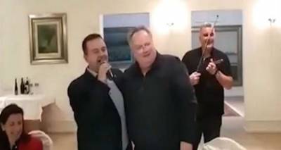 &Omicron; &Sigma;έ&rho;&beta;&omicron;&sigmaf; &Upsilon;&Pi;&Epsilon;&Xi; &tau;&rho;&alpha;&gamma;&omicron;ύ&delta;&eta;&sigma;&epsilon; &tau;&omicron; &laquo;&Mu;&eta; &mu;&omicron;&upsilon; &theta;&upsilon;&mu;ώ&nu;&epsilon;&iota;&sigmaf; &mu;ά&tau;&iota;&alpha; &mu;&omicron;&upsilon;&raquo; &sigma;&tau;&omicron;&nu; &Nu;ί&kappa;&omicron; &Kappa;&omicron;&tau;&zeta;&iota;ά | Έ&sigma;&pi;&alpha;&sigma;&epsilon; &kappa;&alpha;&iota; &pi;&iota;ά&tau;&alpha; (video)