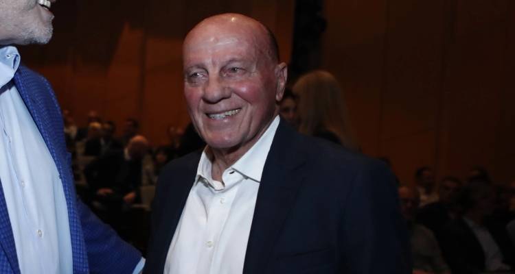Μίμης Δομάζος: Κατέρρευσε ενώ περπατούσε στο Χαλάνδρι ανήμερα των γενεθλίων του - Χωρίς τις αισθήσεις του στον «Ερυθρό Σταυρό»