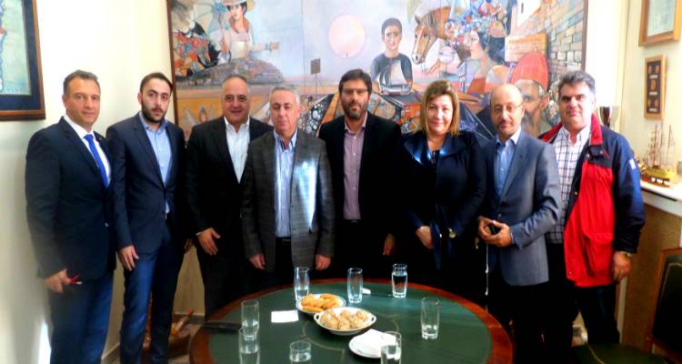 &Sigma;&upsilon;&nu;ά&nu;&tau;&eta;&sigma;&eta; &sigma;&tau;&omicron; &Delta;&eta;&mu;&alpha;&rho;&chi;&epsilon;ί&omicron; &gamma;&iota;&alpha; &tau;&eta; &delta;&omega;&rho;&epsilon;ά &tau;&omicron;&upsilon; &Iota;&delta;&rho;ύ&mu;&alpha;&tau;&omicron;&sigmaf; &Mu;&pi;&omicron;ύ&mu;&pi;&omicron;&upsilon;&rho;&alpha; &sigma;&tau;&omicron;&upsilon;&sigmaf; &kappa;&alpha;&tau;&omicron;ί&kappa;&omicron;&upsilon;&sigmaf; &tau;&eta;&sigmaf; &Lambda;ή&mu;&nu;&omicron;&upsilon;