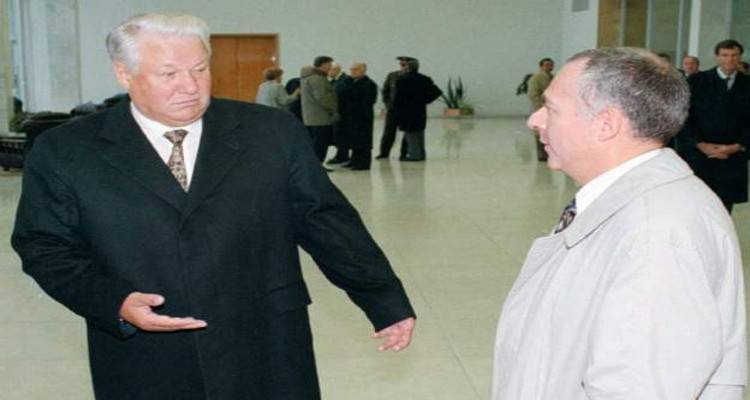 &ldquo;&Pi;ά&nu;&tau;&alpha; &upsilon;&pi;ά&rho;&chi;&epsilon;&iota; &pi;&iota;&theta;&alpha;&nu;ό&tau;&eta;&tau;&alpha; &epsilon;&pi;&alpha;&nu;ά&sigma;&tau;&alpha;&sigma;&eta;&sigmaf; &sigma;&tau;&eta; &Rho;&omega;&sigma;ί&alpha;&rdquo;, &lambda;έ&epsilon;&iota; &omicron; &pi;&rho;ώ&eta;&nu; &upsilon;&pi;&omicron;&upsilon;&rho;&gamma;ό&sigmaf; &Epsilon;&xi;&omega;&tau;&epsilon;&rho;&iota;&kappa;ώ&nu;