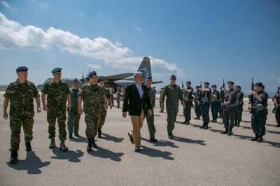 Σκάνδαλο με τα... άρβυλα Αρχηγού του Στρατού που συνόδευε στη Λήμνο τον Δ. Αβραμόπουλο