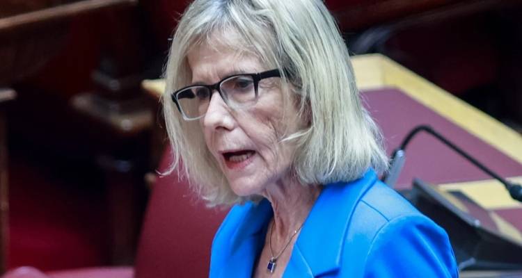 &Gamma;&iota;ώ&tau;&alpha; &Pi;&omicron;ύ&lambda;&omicron;&upsilon;: &Pi;&alpha;&rho;&alpha;&iota;&tau;&omicron;ύ&mu;&alpha;&iota; &alpha;&pi;ό &theta;έ&sigma;&epsilon;&iota;&sigmaf; &epsilon;&upsilon;&theta;ύ&nu;&eta;&sigmaf; &alpha;&lambda;&lambda;ά &delta;&epsilon;&nu; &phi;&epsilon;ύ&gamma;&omega; -&Delta;&epsilon;&nu; &rho;ί&chi;&nu;&omega; &alpha;&pi;ό &alpha;&xi;&iota;&omega;&mu;&alpha;&tau;&iota;&kappa;ή &alpha;&nu;&tau;&iota;&pi;&omicron;&lambda;ί&tau;&epsilon;&upsilon;&sigma;&eta; &tau;&omicron;&nu; &Sigma;&Upsilon;&Rho;&Iota;&Zeta;&Alpha;