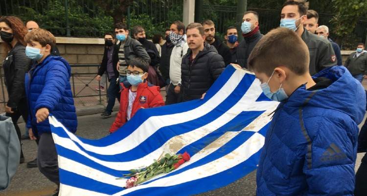Πολυτεχνείο: Στα χέρια μικρών παιδιών η αιματοβαμμένη σημαία